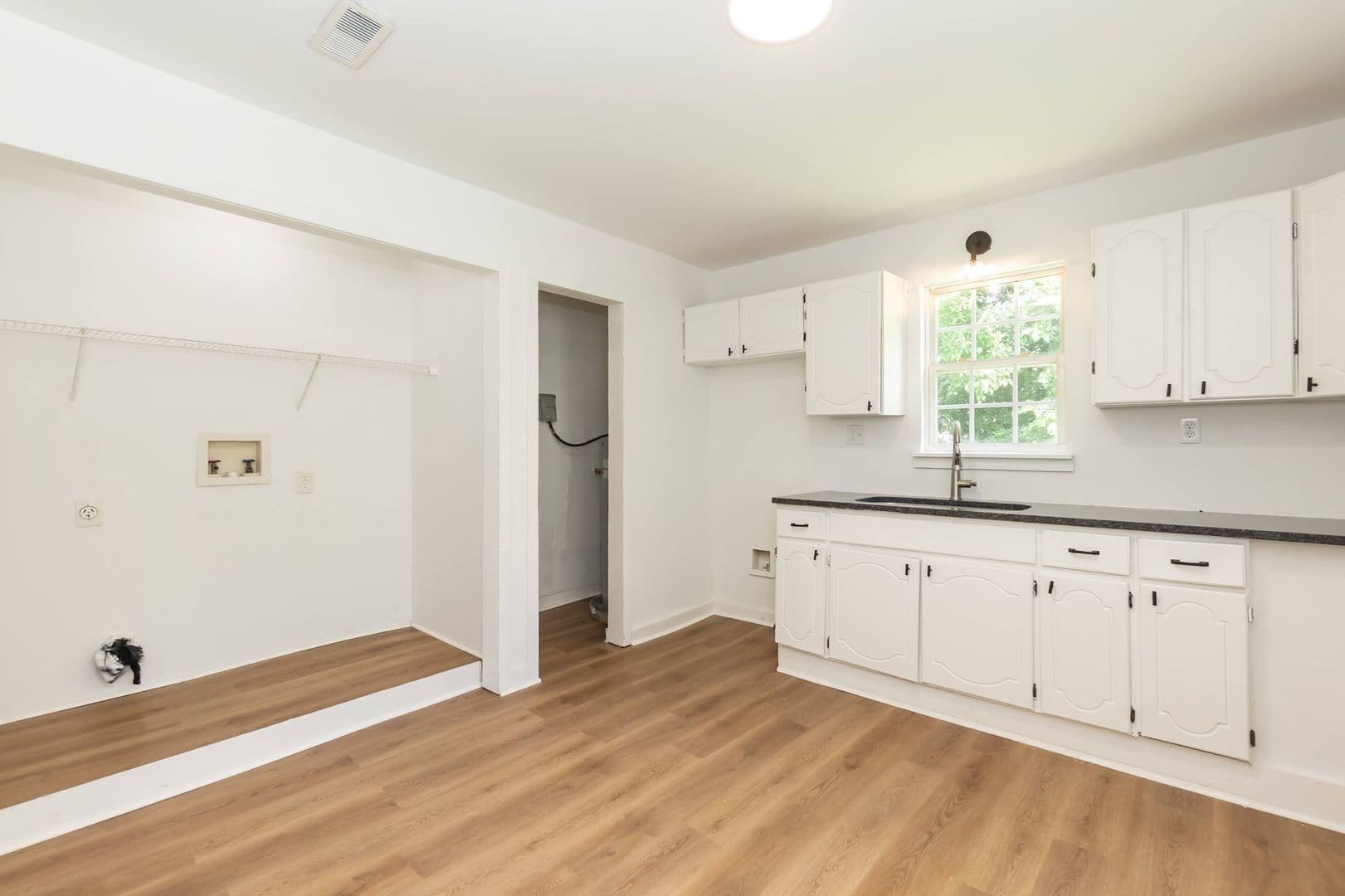 Henderson House: 423 E Rockspring St