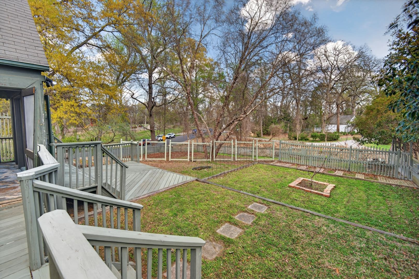 Durham House: 1436 Acadia St