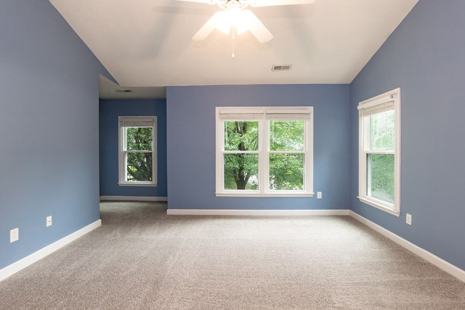 Durham House: 8 Woodcliff Cir