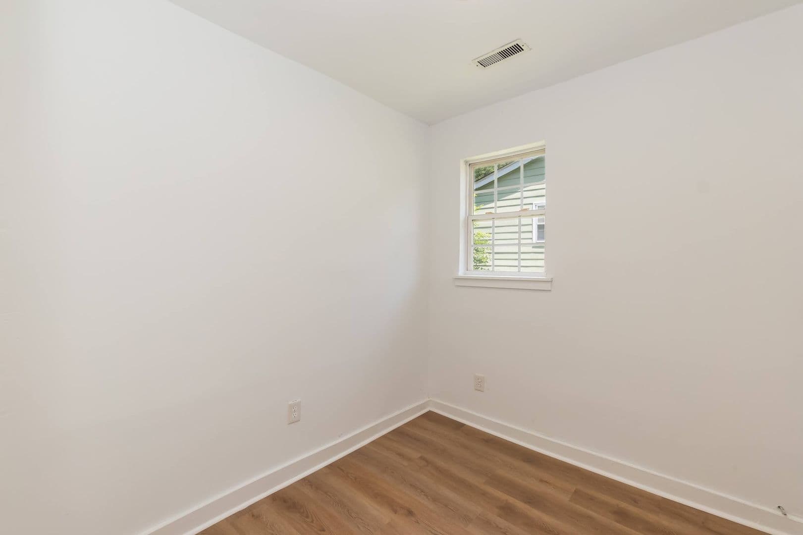 Henderson House: 423 E Rockspring St