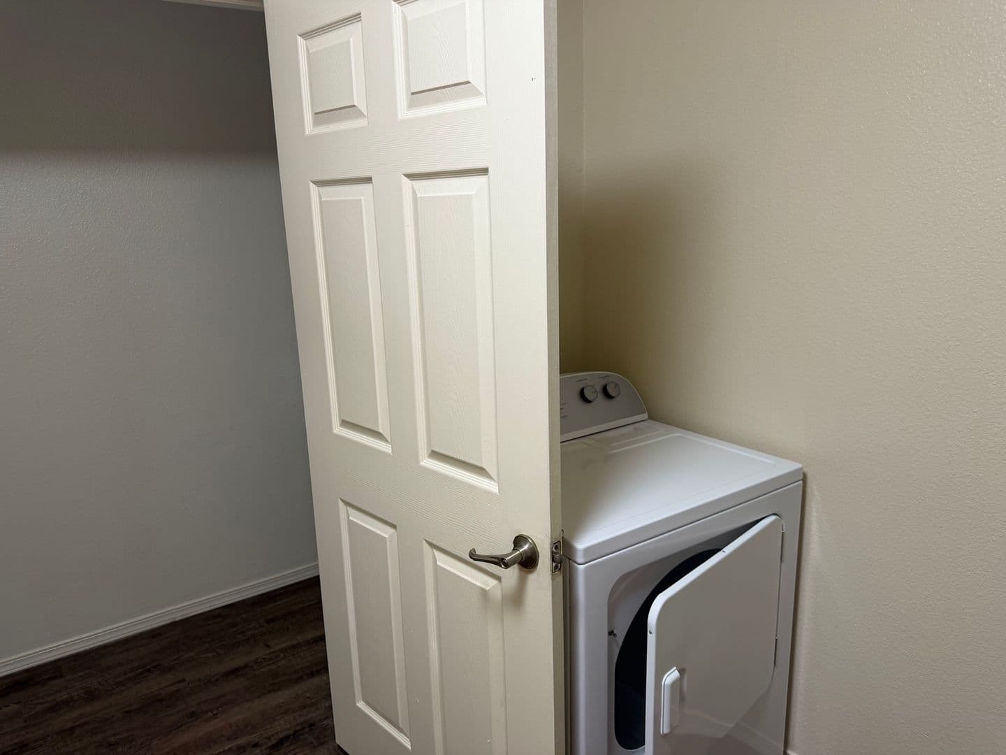 Heavener Apartment: 701 W Avenue