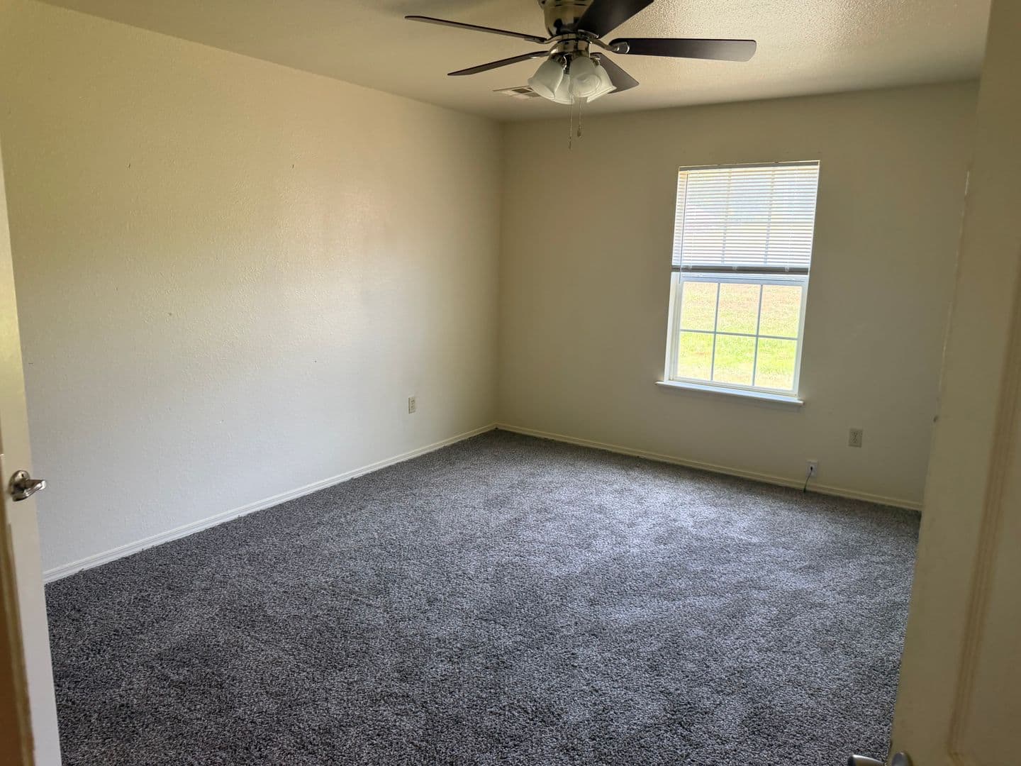 Heavener Apartment: 701 W Avenue