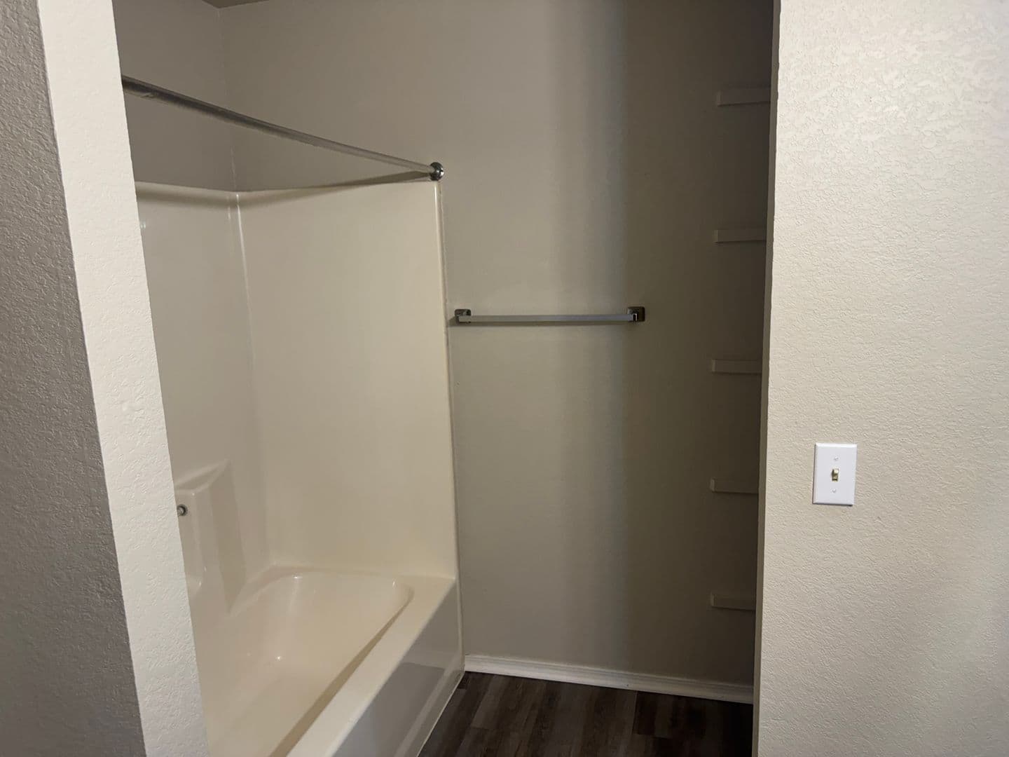 Barling Apartment: 1206 Fort Street
