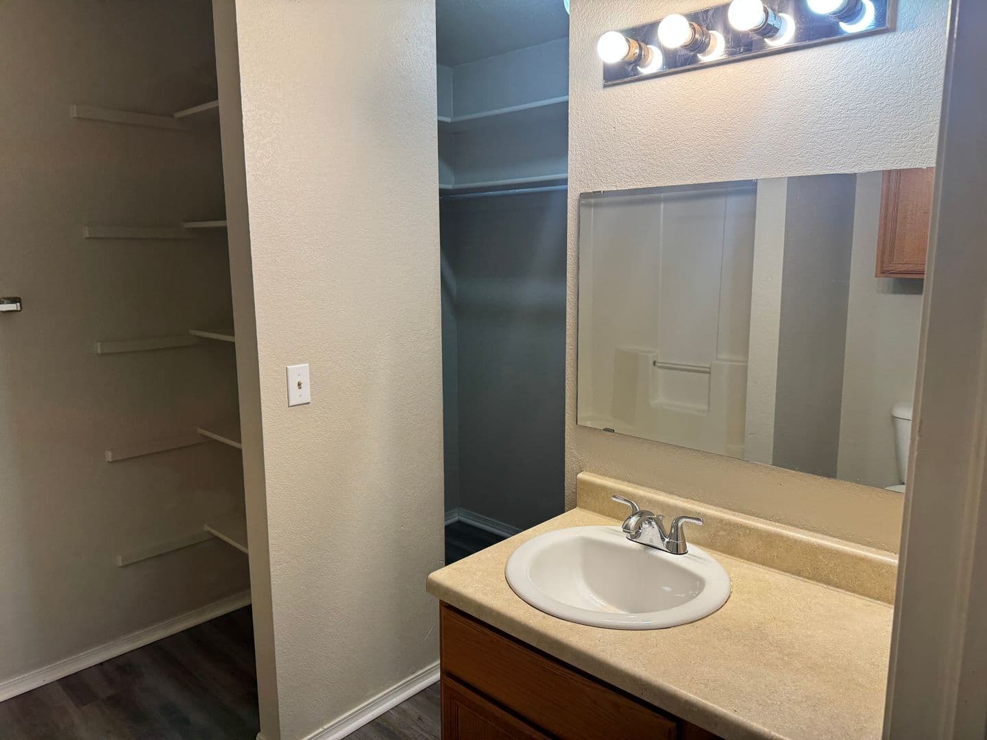 Barling Apartment: 1206 Fort Street
