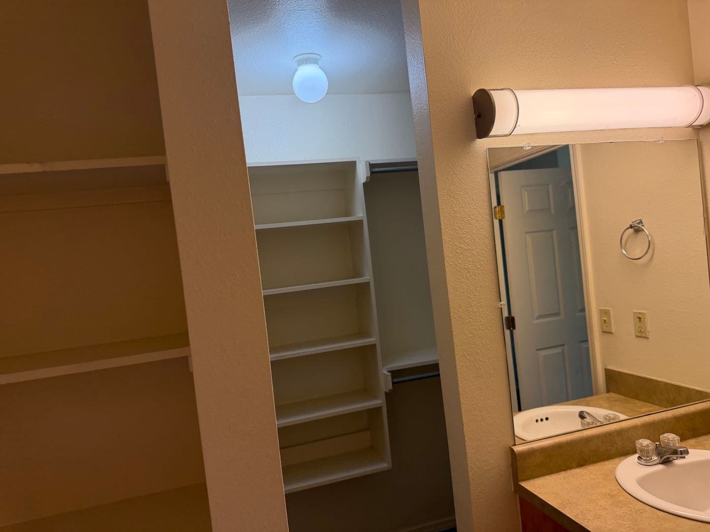 Heavener Apartment: 701 W Avenue