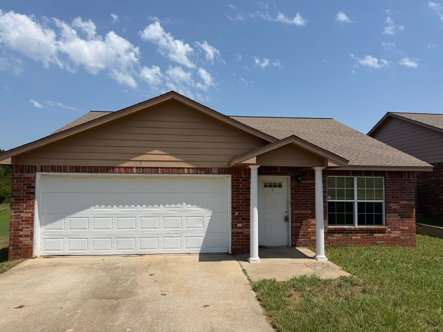 Heavener Apartment: 701 W Avenue