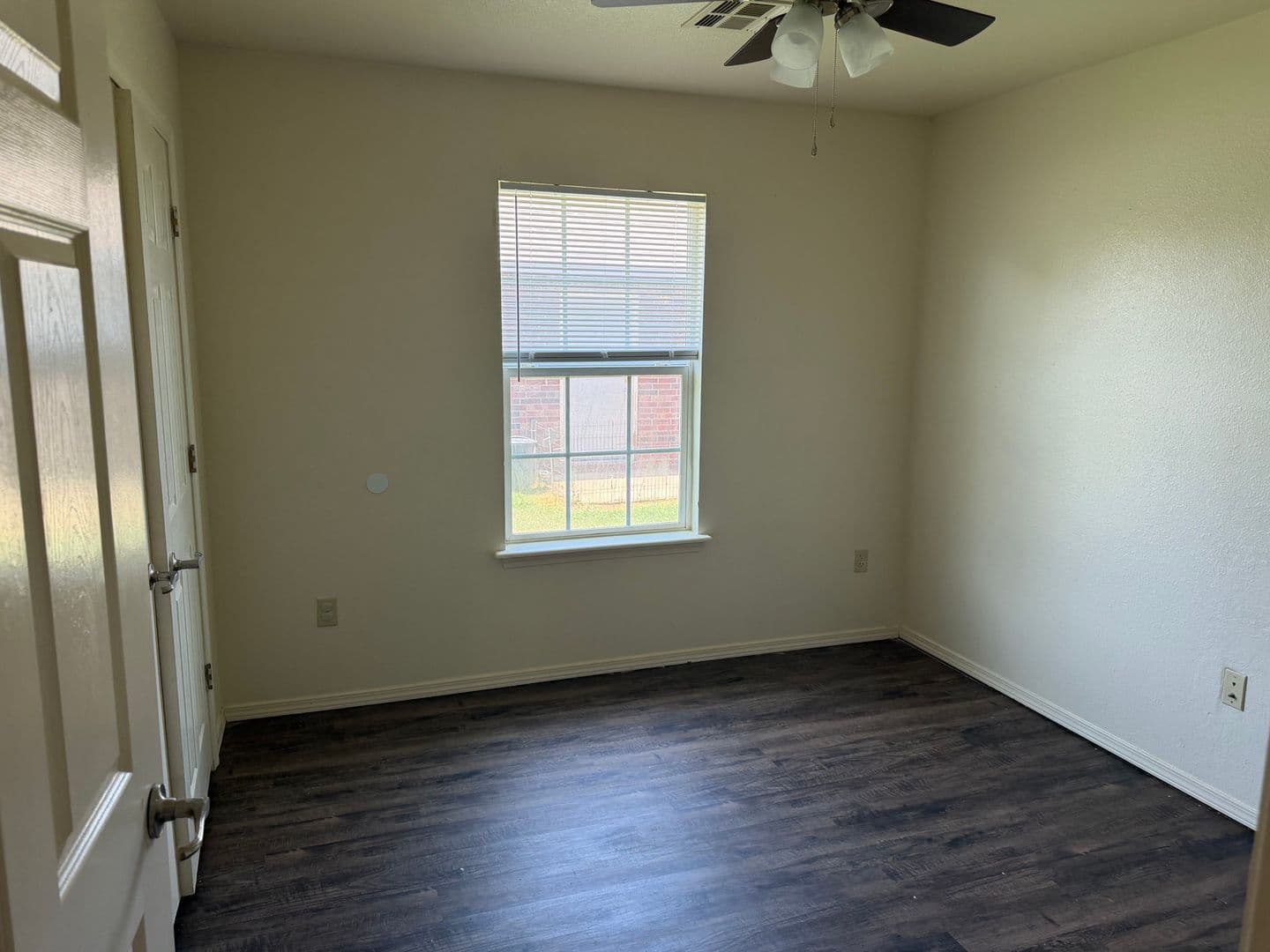 Heavener Apartment: 701 W Avenue