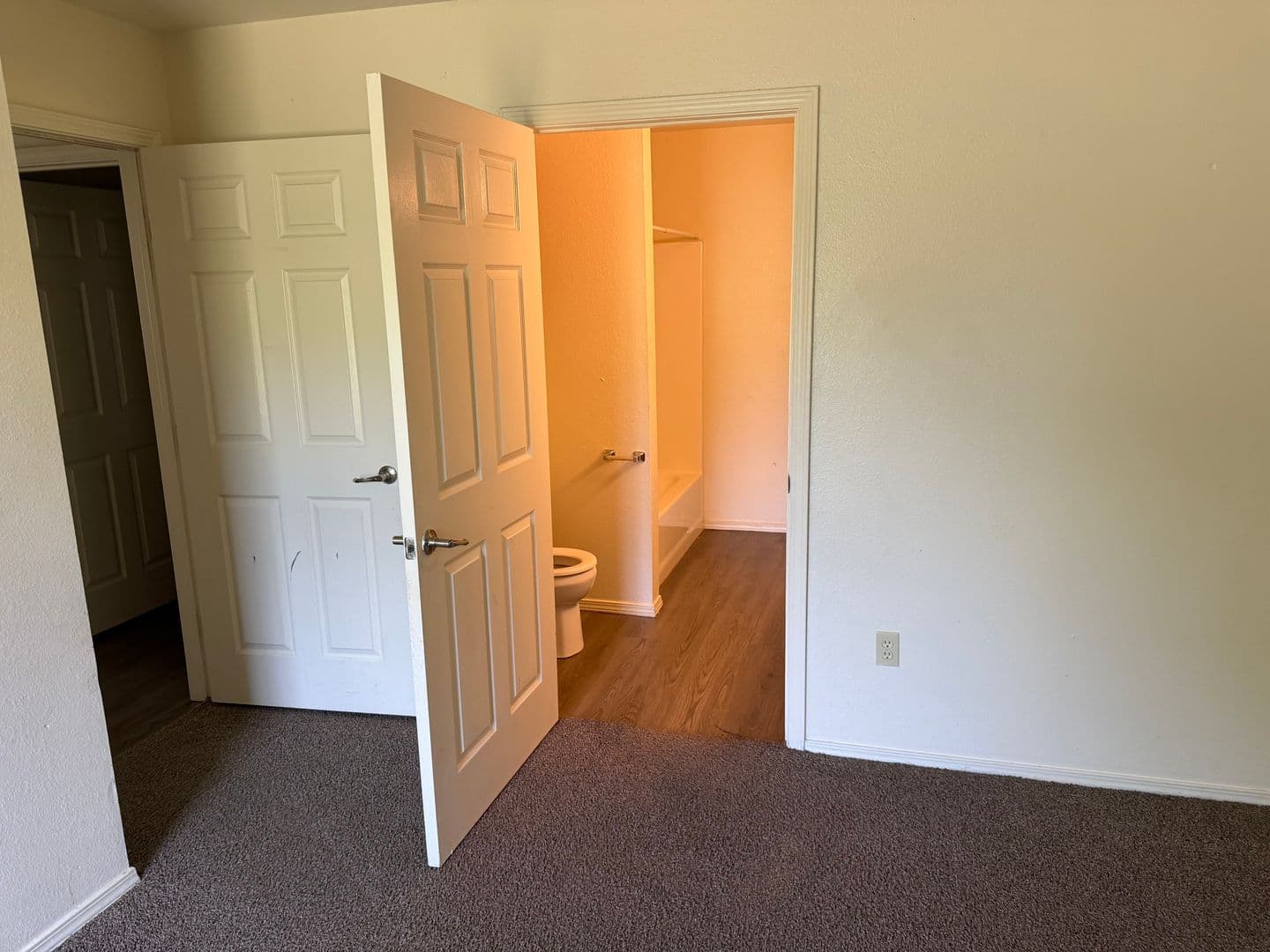 Heavener Apartment: 701 W Avenue
