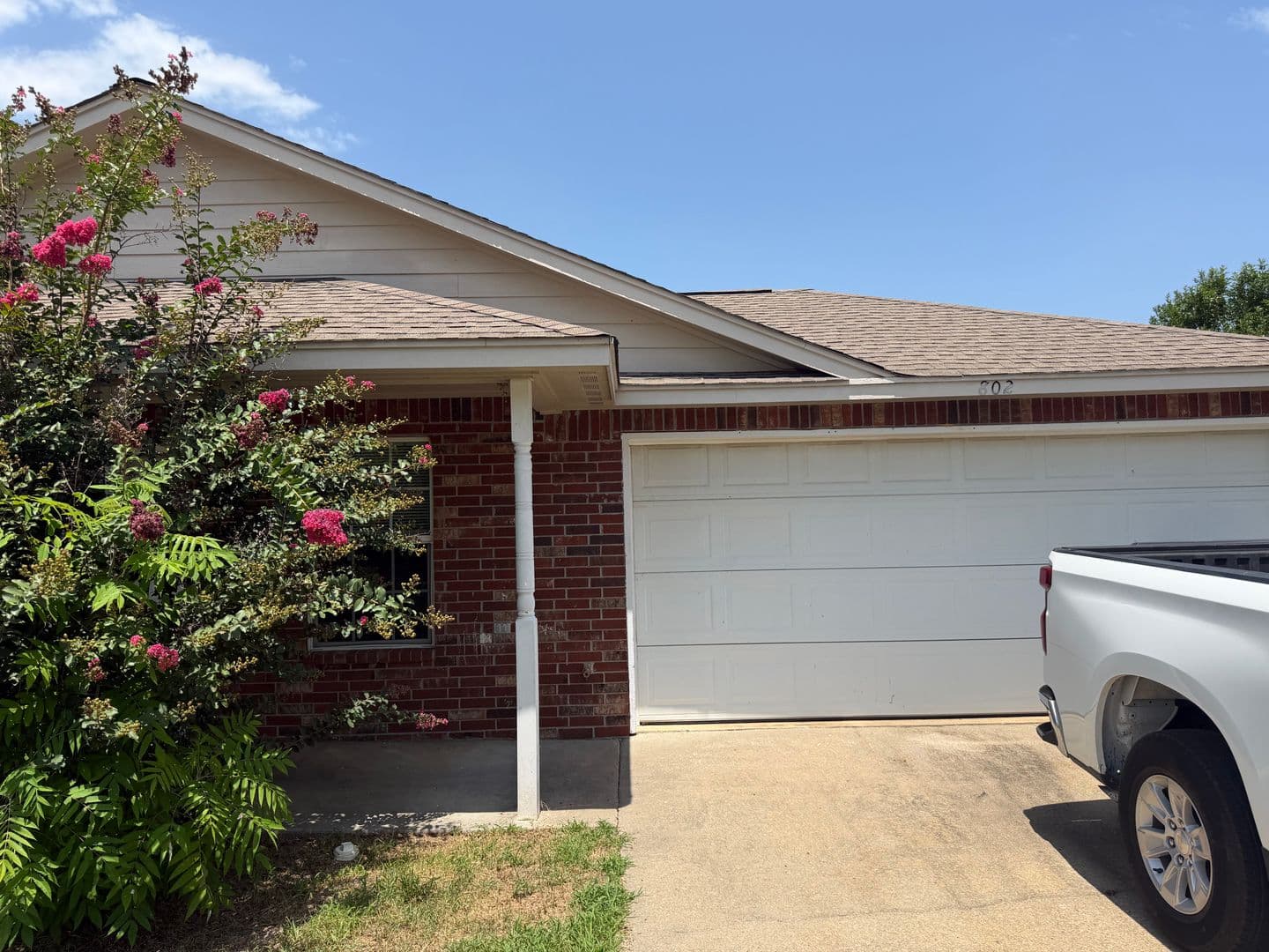 Heavener Apartment: 701 W Avenue