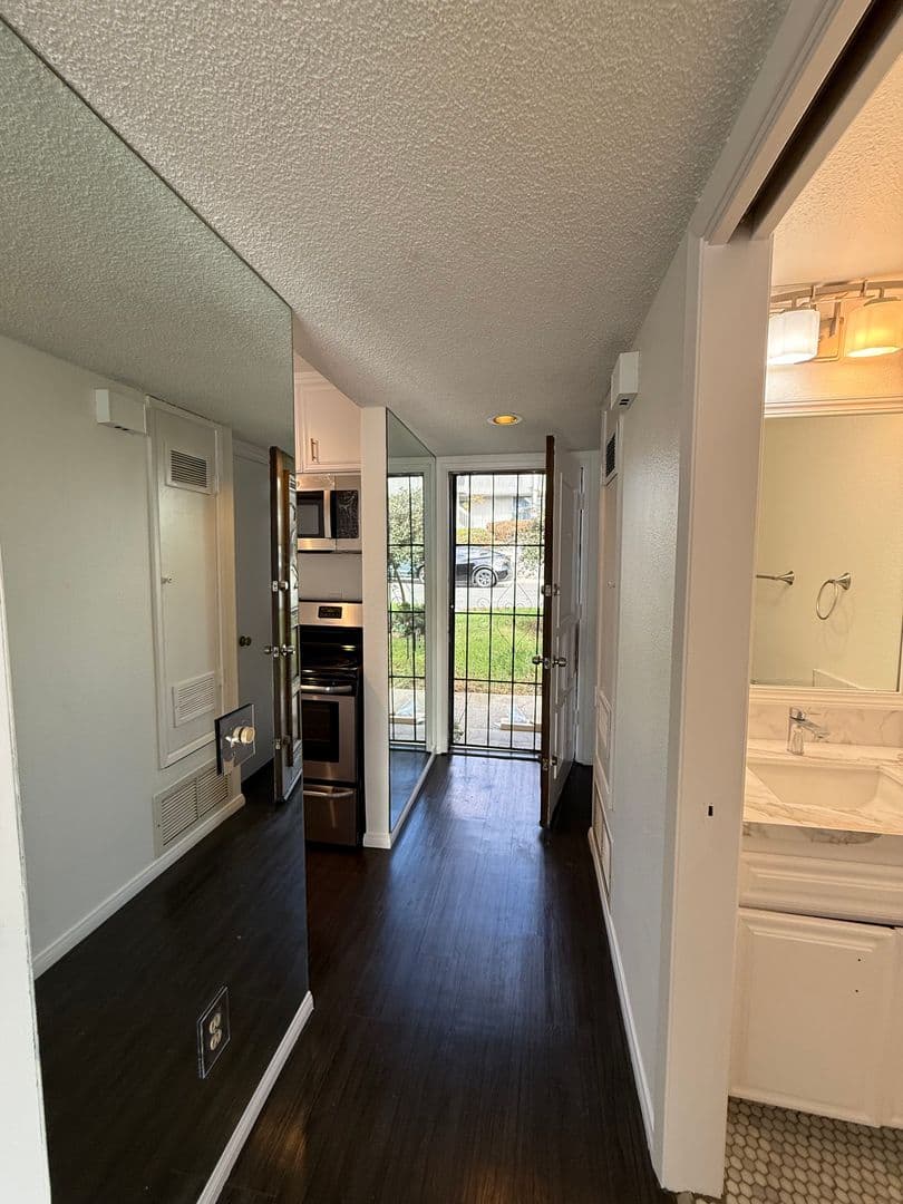 San Diego Townhome: 5757 Gaines Street, #E