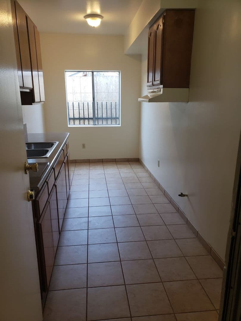 Huntington Park Apartment: 2804 E. 58th St.