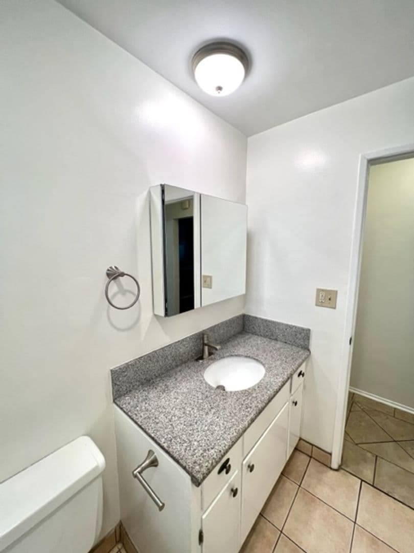 Whittier Apartment: 6257 Newlin Ave.