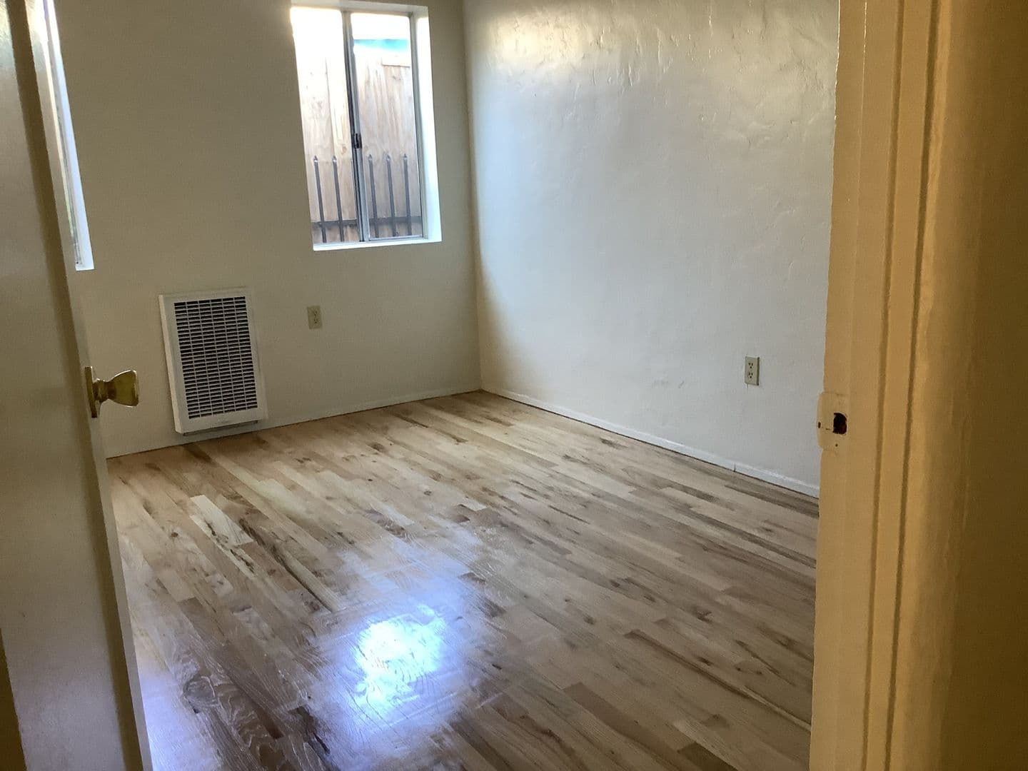 Huntington Park Apartment: 2804 E. 58th St.