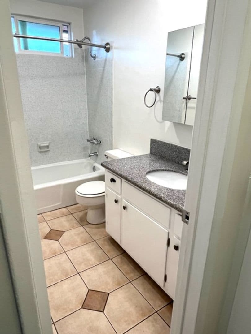Whittier Apartment: 6257 Newlin Ave.