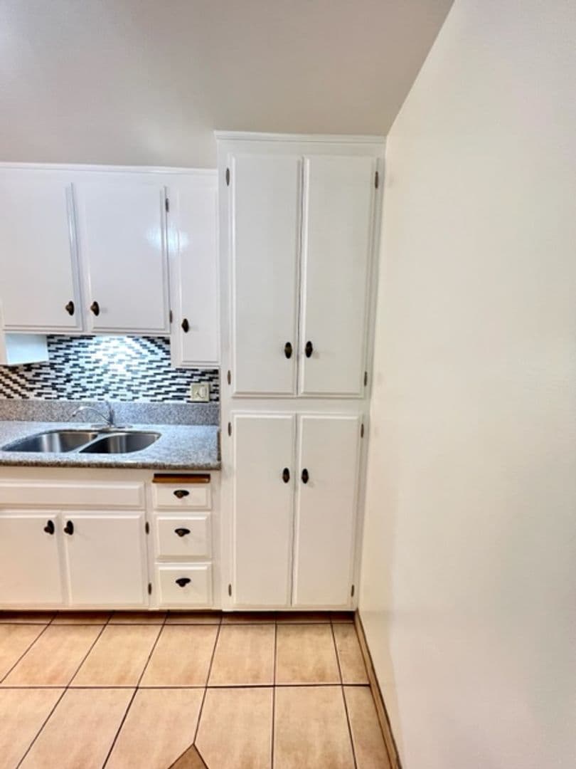 Whittier Apartment: 6257 Newlin Ave.