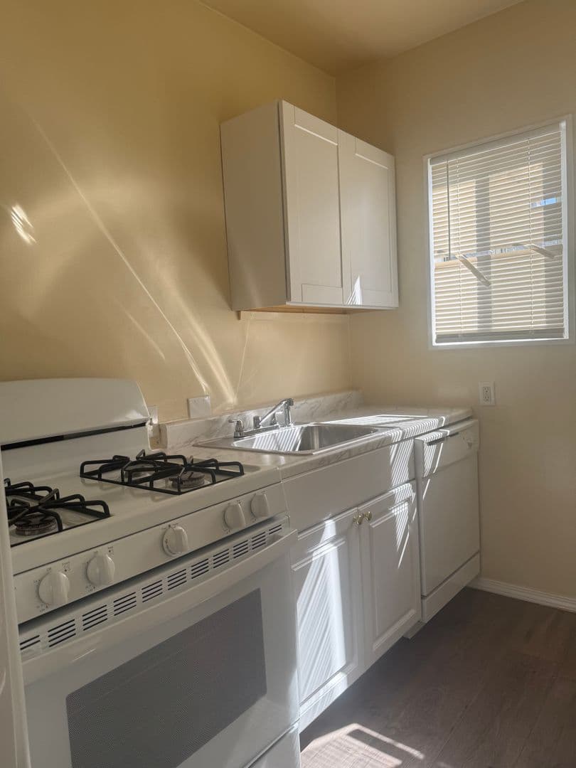 Santa Monica Apartment: 1827 Euclid Street