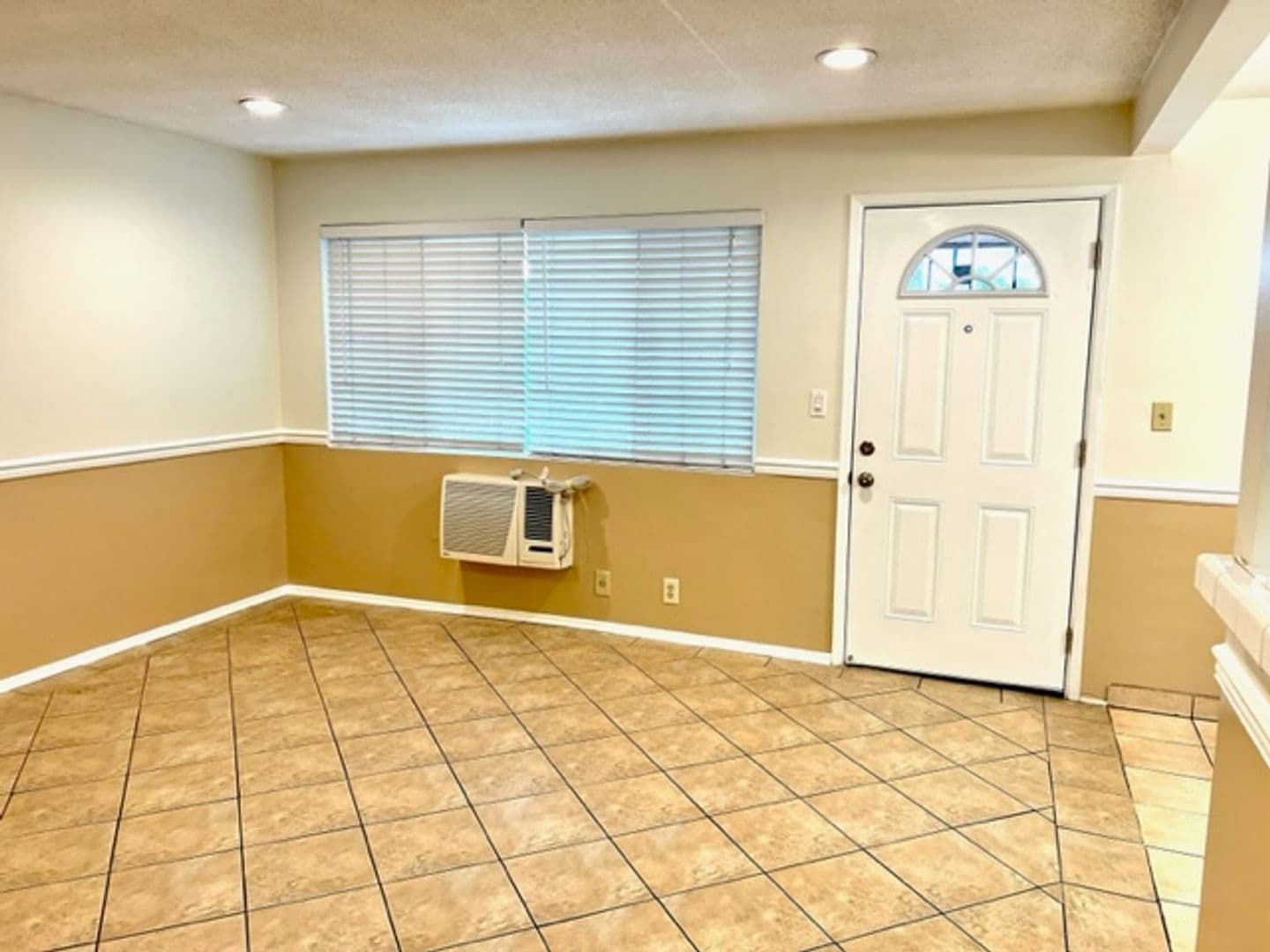 Whittier Apartment: 6257 Newlin Ave.