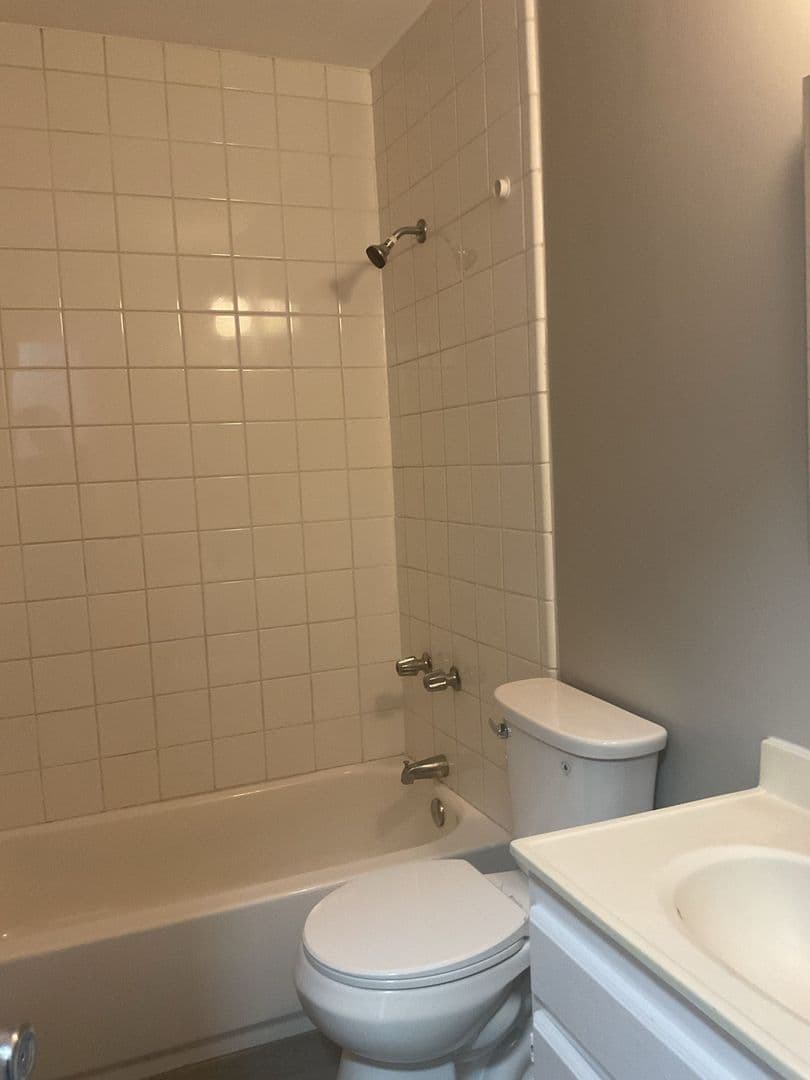 Huntington Park Apartment: 7013/S Malabar St.