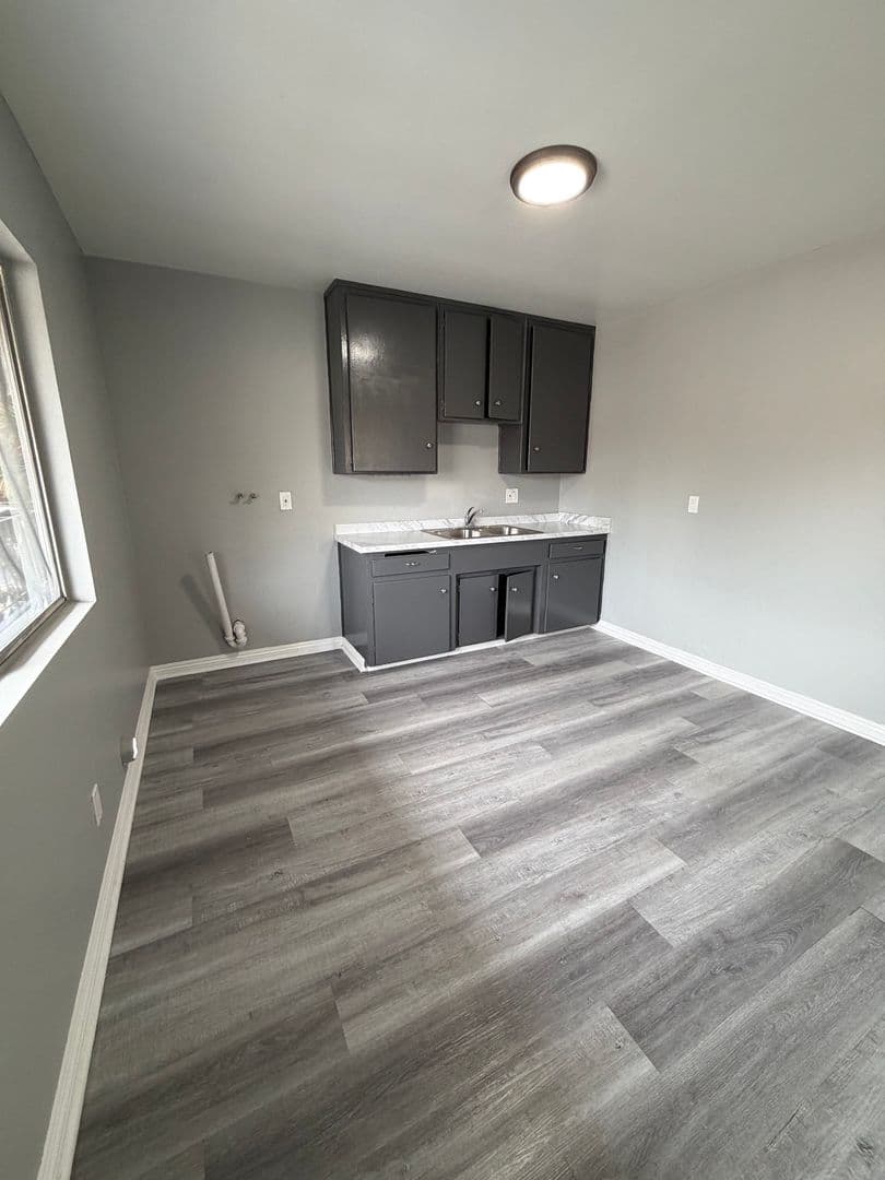 Long Beach Apartment: 3310 E Ransom Street