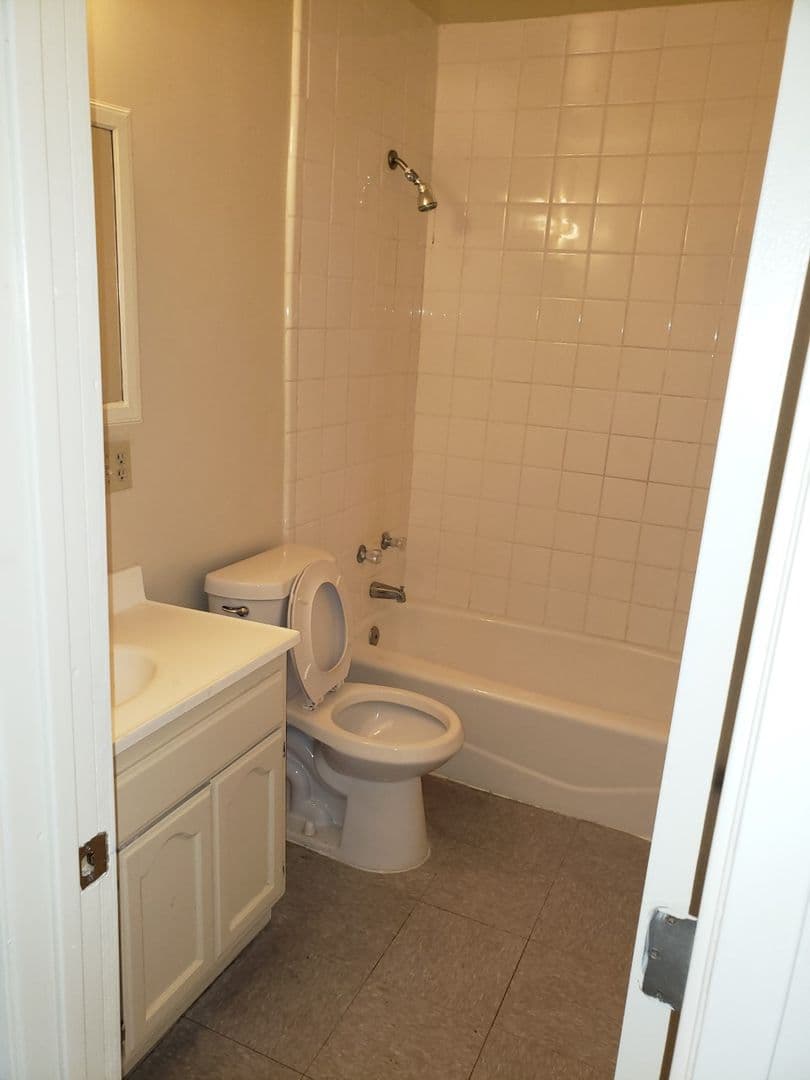 Huntington Park Apartment: 7013/S Malabar St.