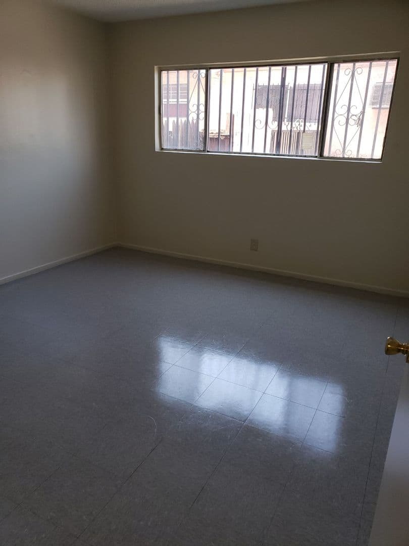 Huntington Park Apartment: 7013/S Malabar St.