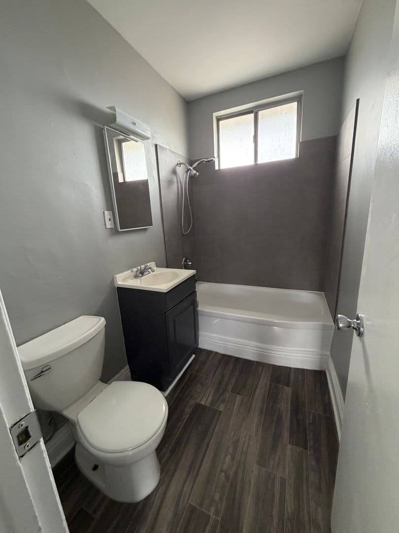 Long Beach Apartment: 3310 E Ransom Street