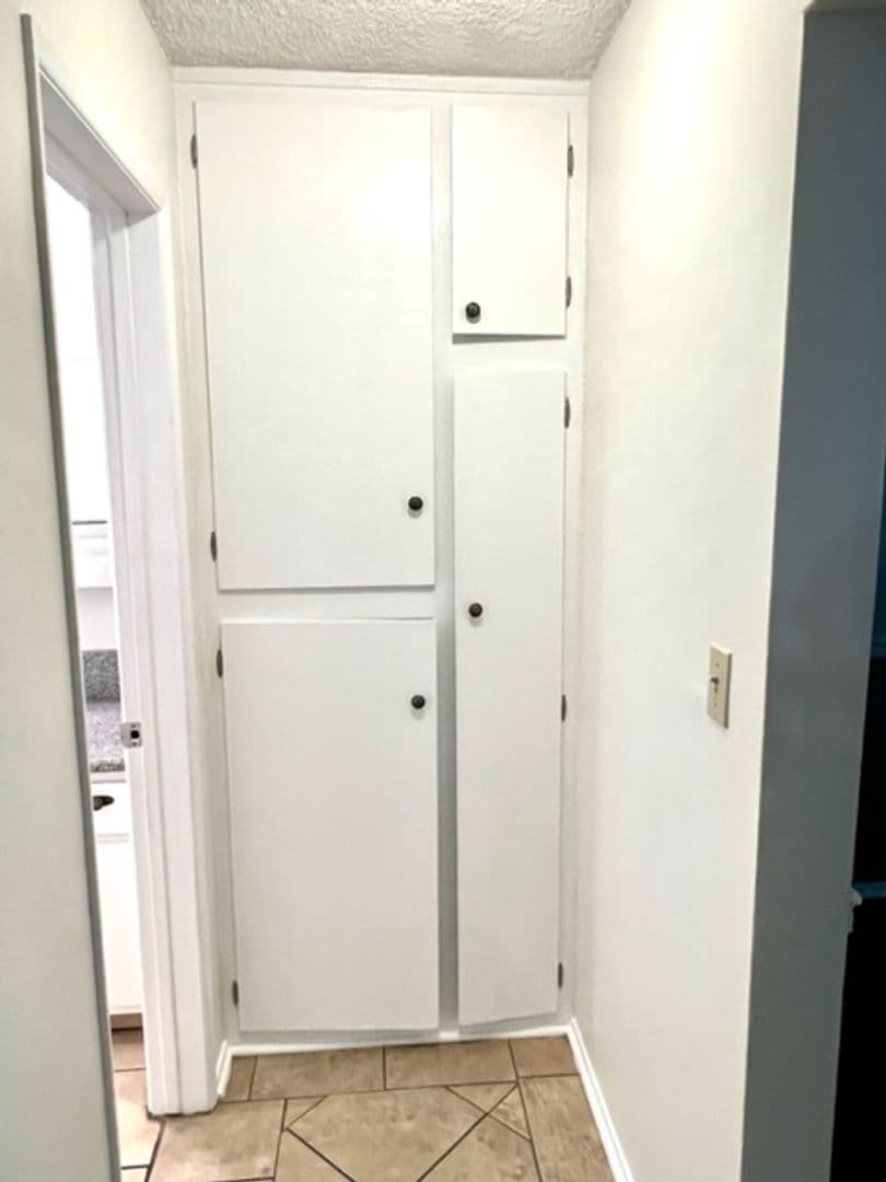 Whittier Apartment: 6257 Newlin Ave.