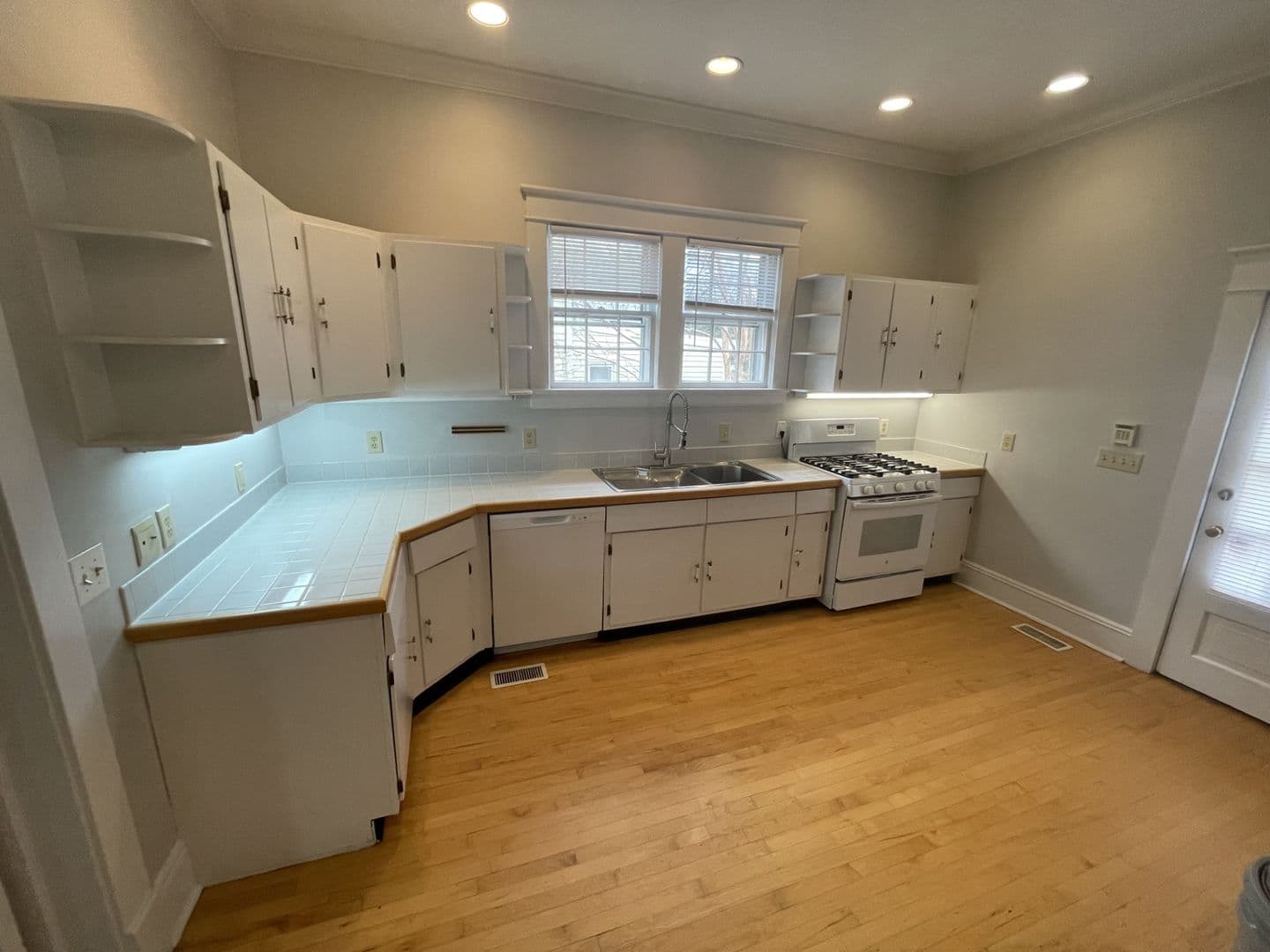 Raleigh House: 114 E Park Ave