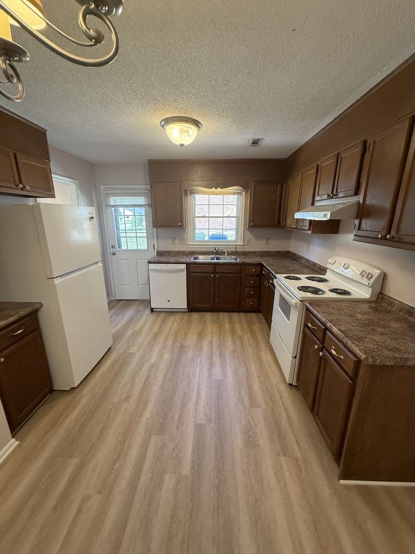 Raleigh House: 5224 Round Hill Lane
