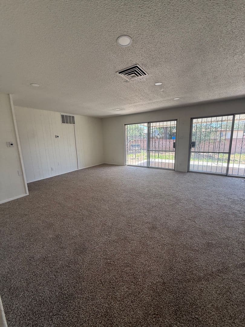 Albuquerque House: 8906 Lexington Ave NE