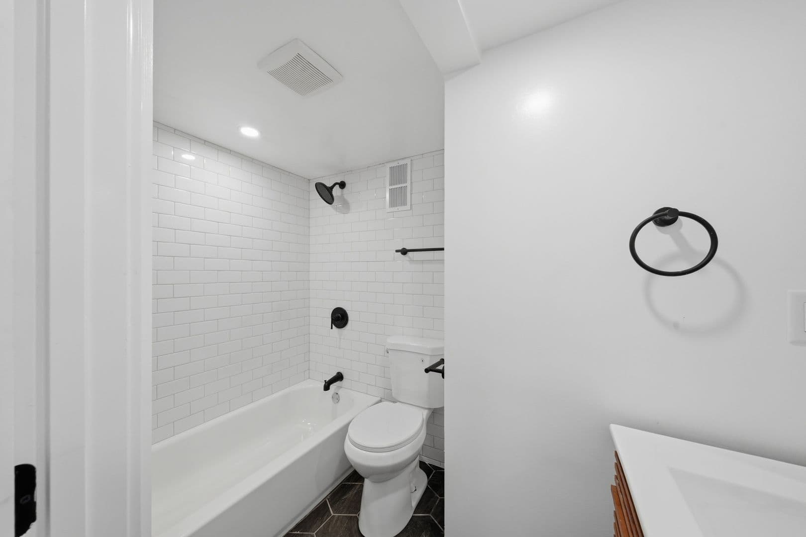 Livingston Apartment: 105 W Park St