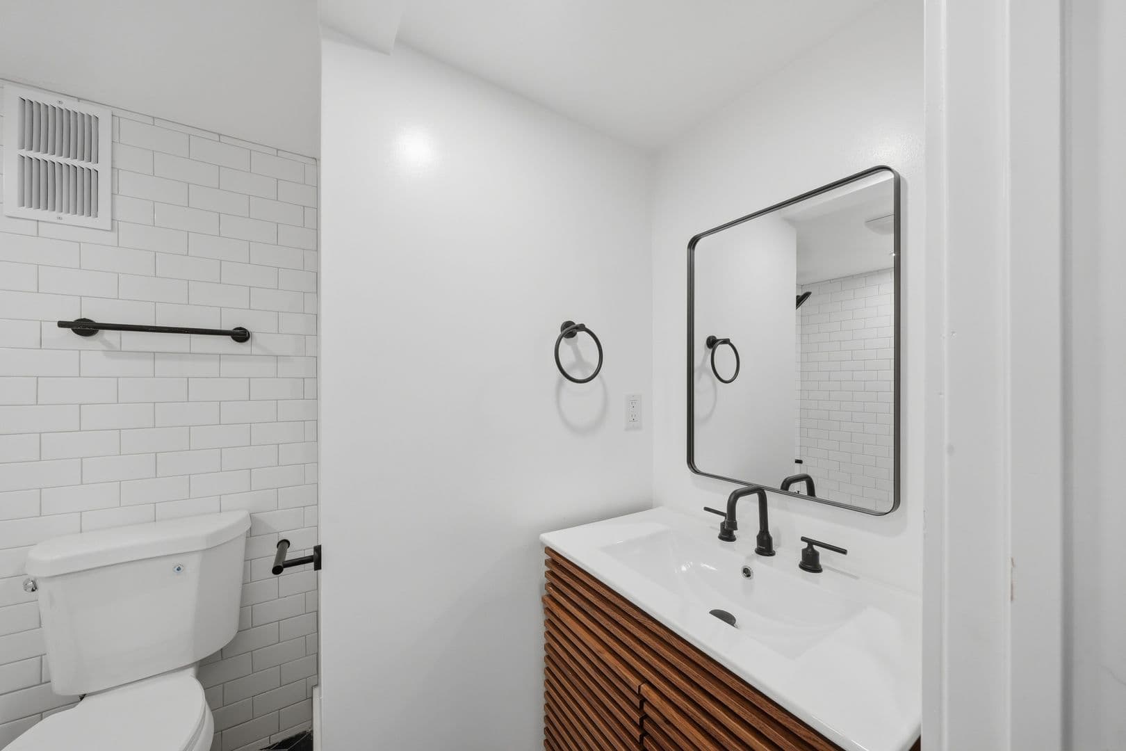 Livingston Apartment: 105 W Park St