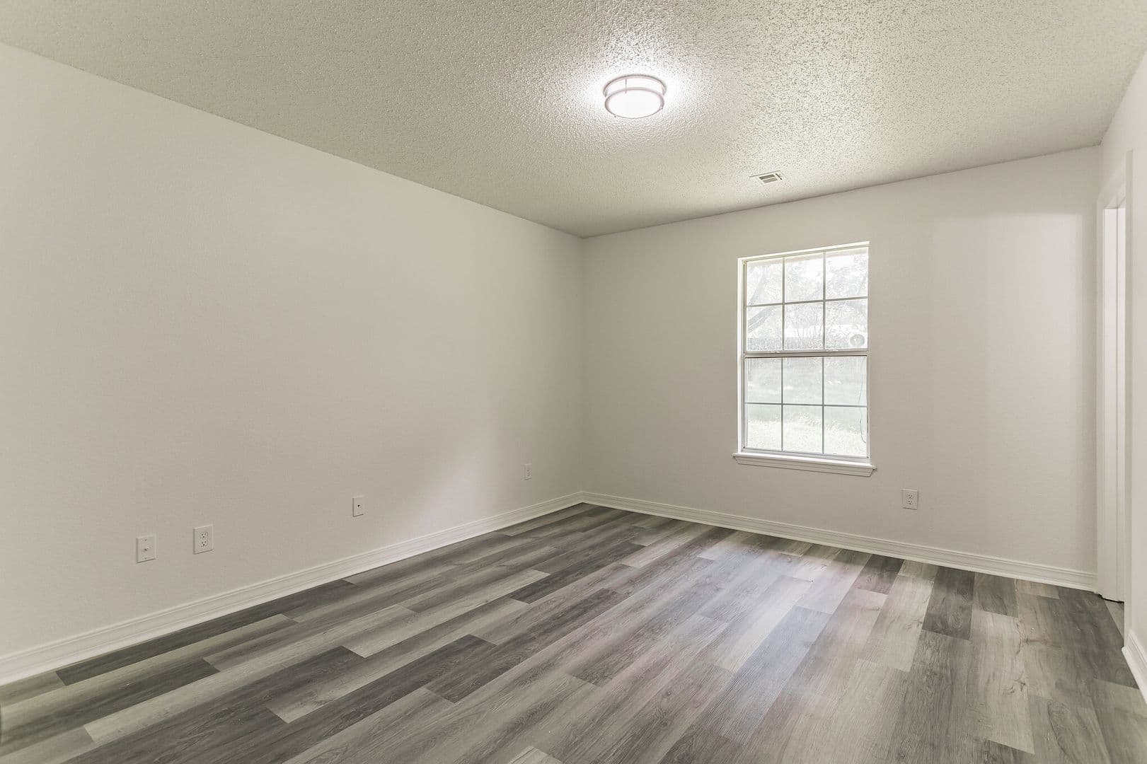 Fayetteville House: 1435 N Lonesome Dove Dr