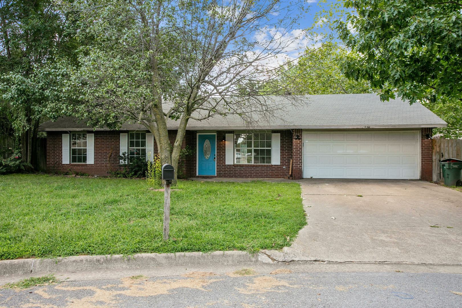 Fayetteville House: 1435 N Lonesome Dove Dr