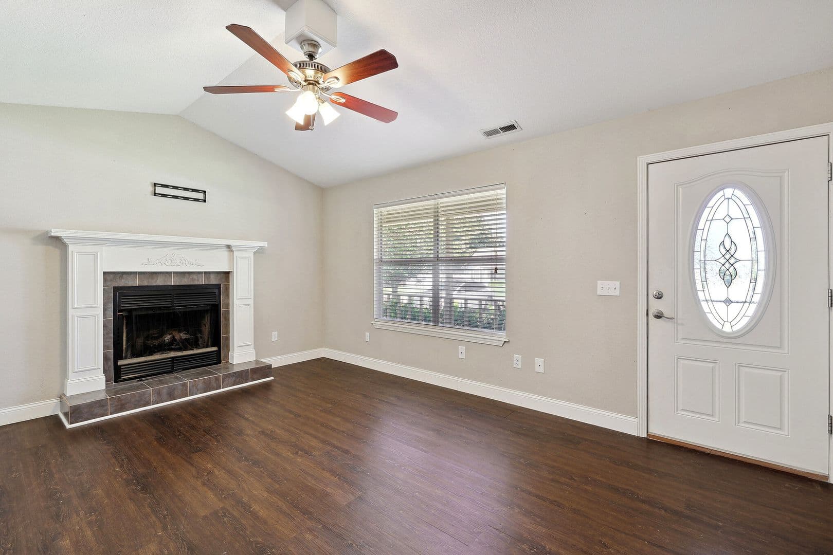 Fayetteville House: 1634 N Salem Rd