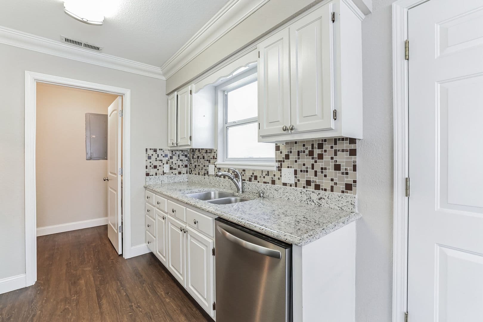 Fayetteville House: 1634 N Salem Rd