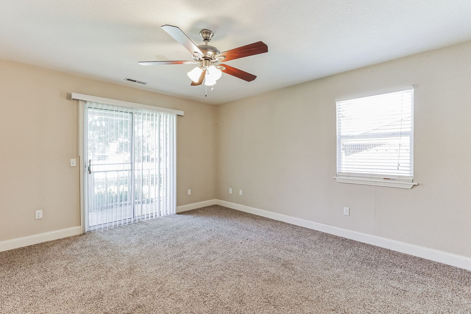 Fayetteville House: 1634 N Salem Rd