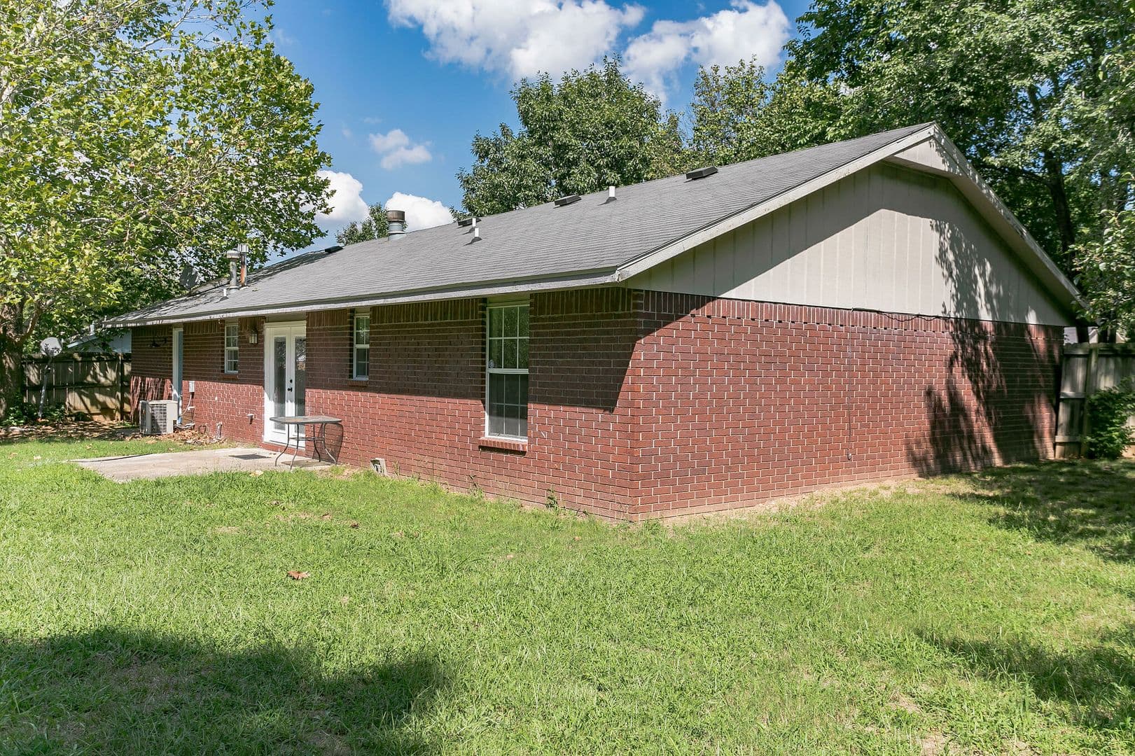 Fayetteville House: 1435 N Lonesome Dove Dr