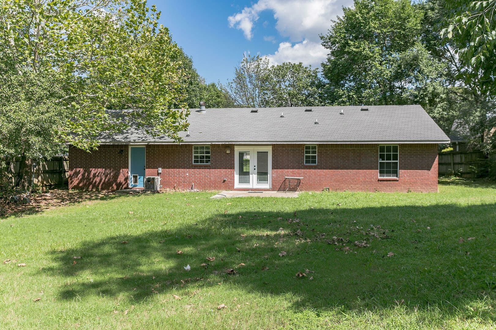 Fayetteville House: 1435 N Lonesome Dove Dr