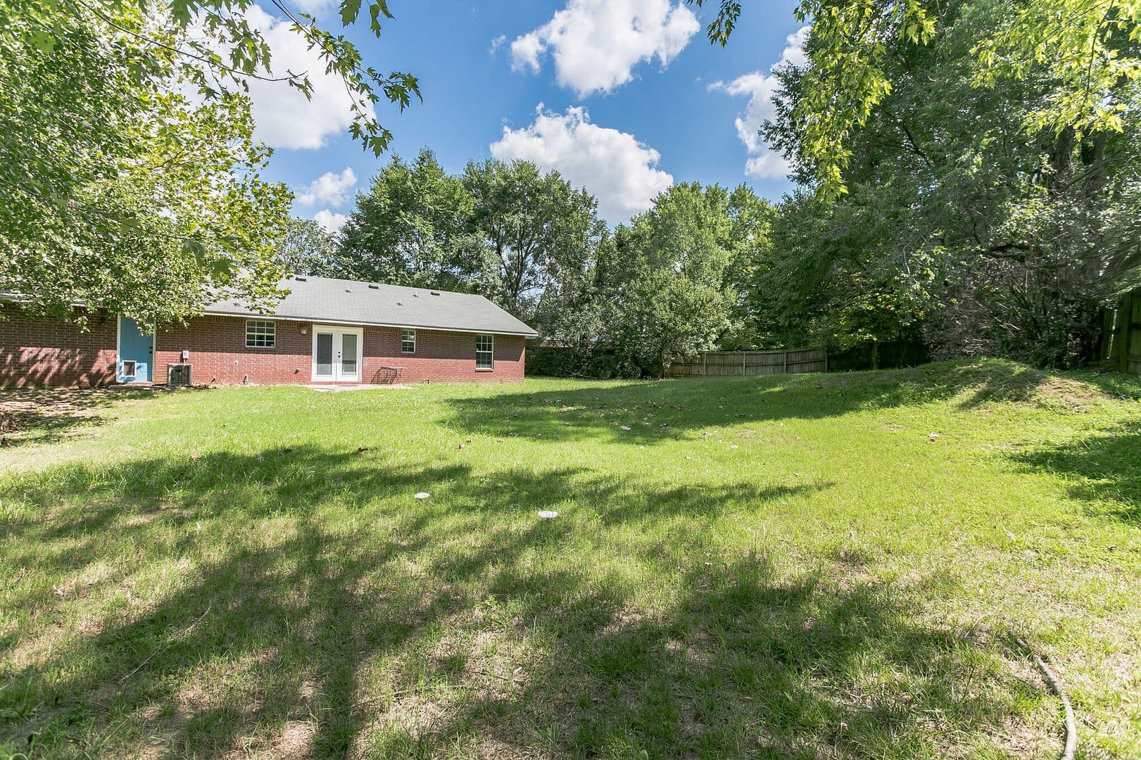 Fayetteville House: 1435 N Lonesome Dove Dr