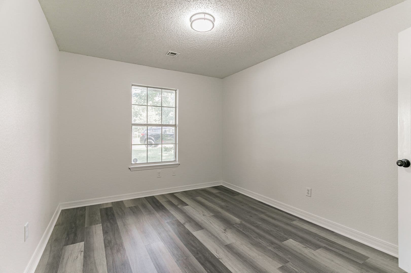 Fayetteville House: 1435 N Lonesome Dove Dr