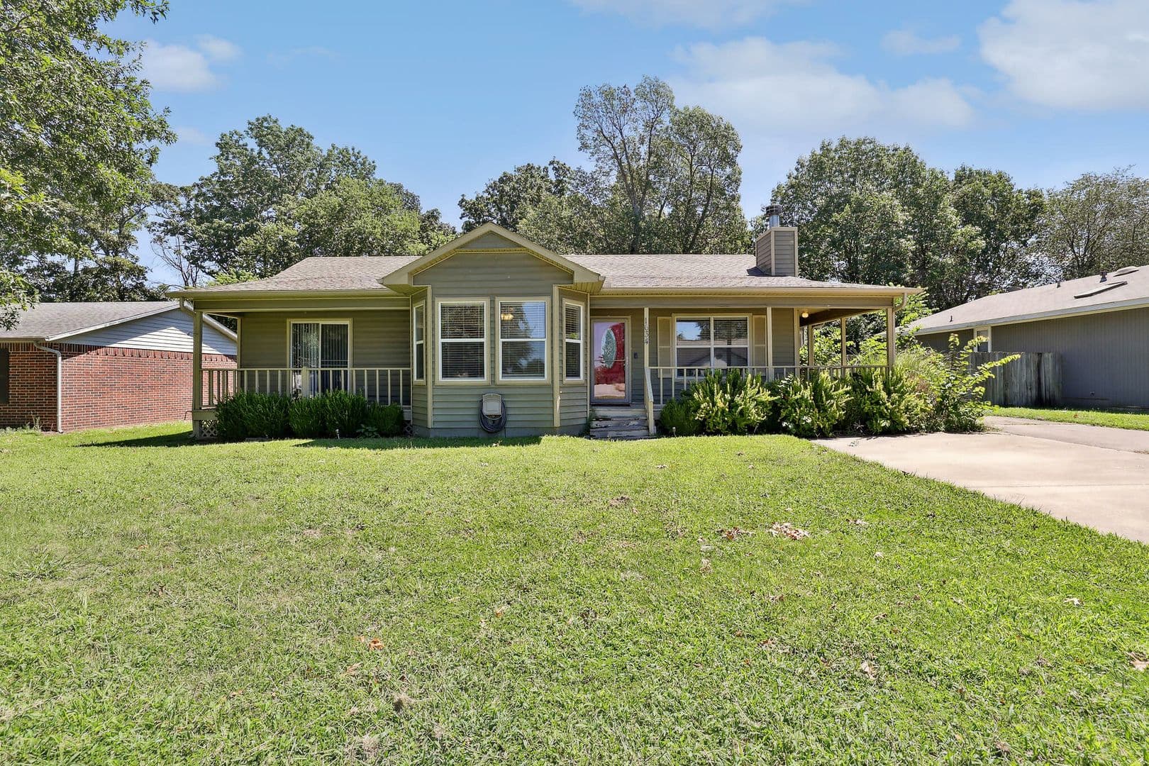 Fayetteville House: 1634 N Salem Rd