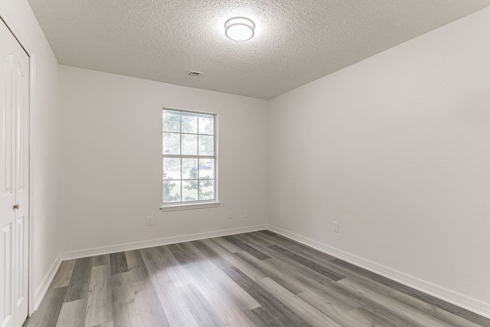 Fayetteville House: 1435 N Lonesome Dove Dr