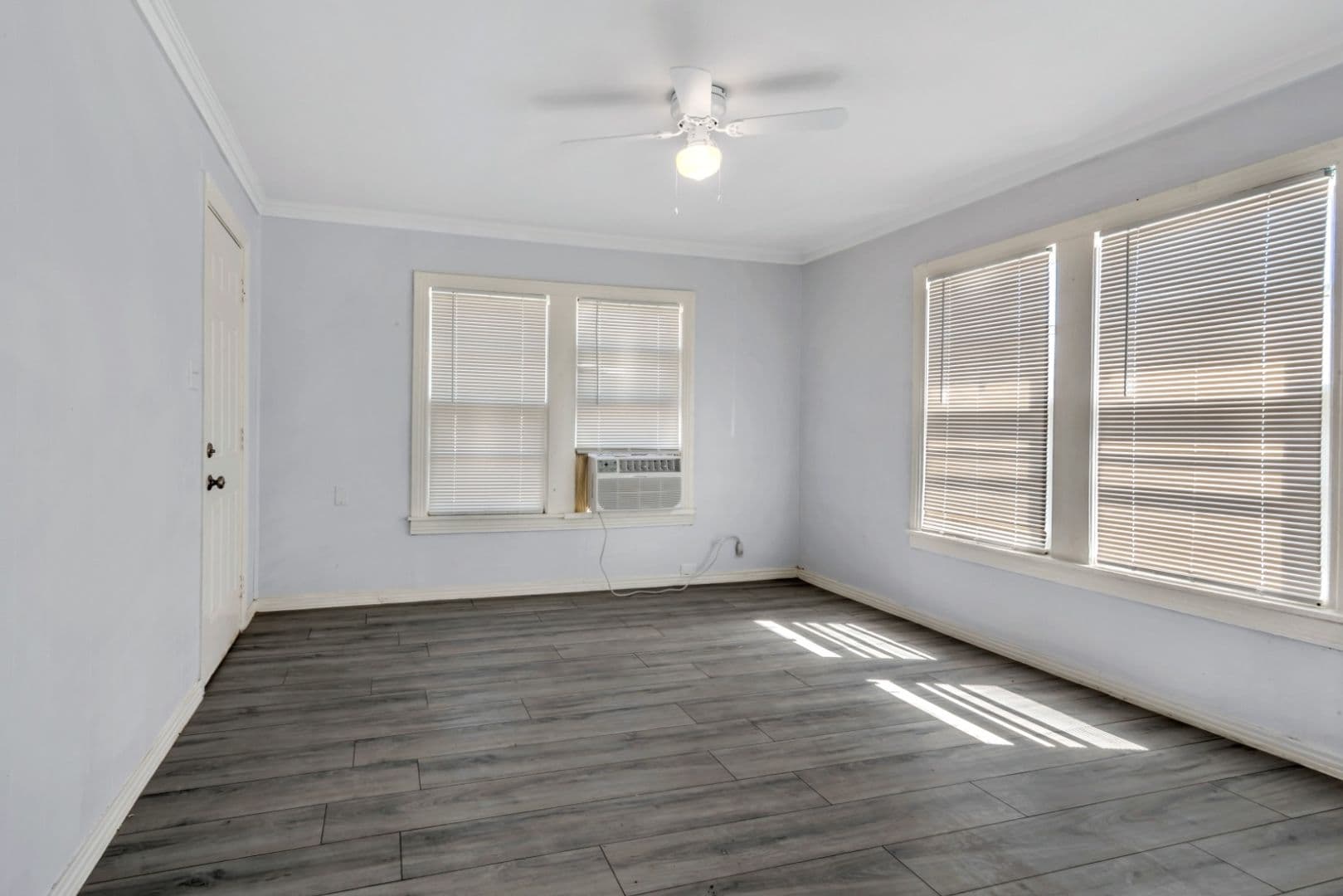 Cleburne Apartment: 305 N Robinson St