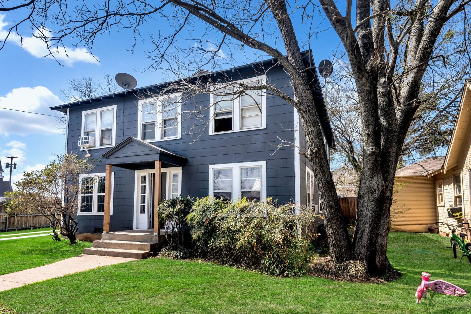 Cleburne Apartment: 305 N Robinson St