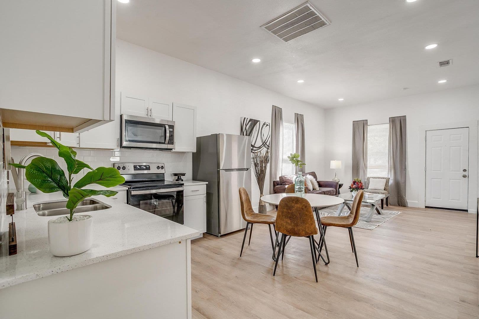 Fort Worth House: 712 W Butler St