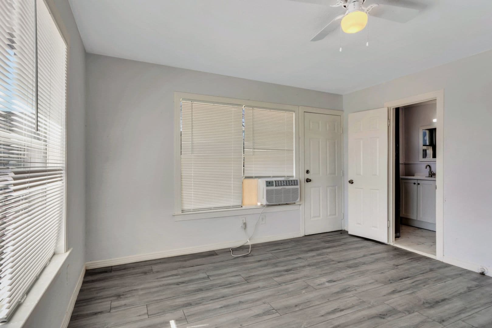 Cleburne Apartment: 305 N Robinson St