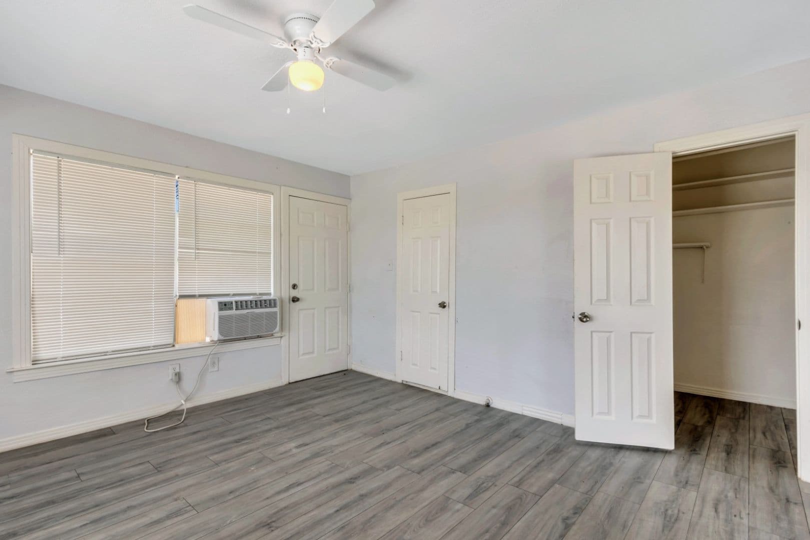 Cleburne Apartment: 305 N Robinson St