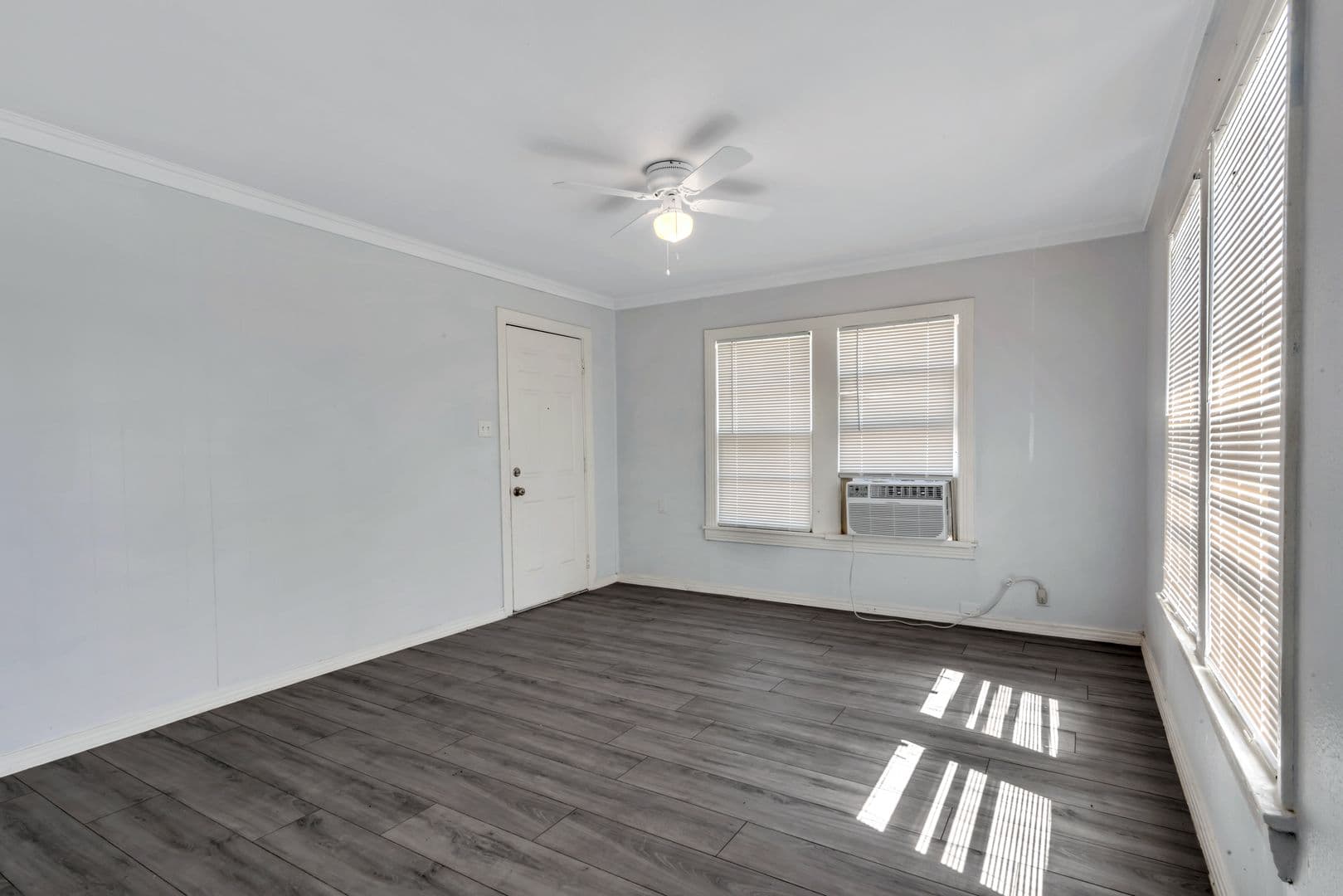 Cleburne Apartment: 305 N Robinson St