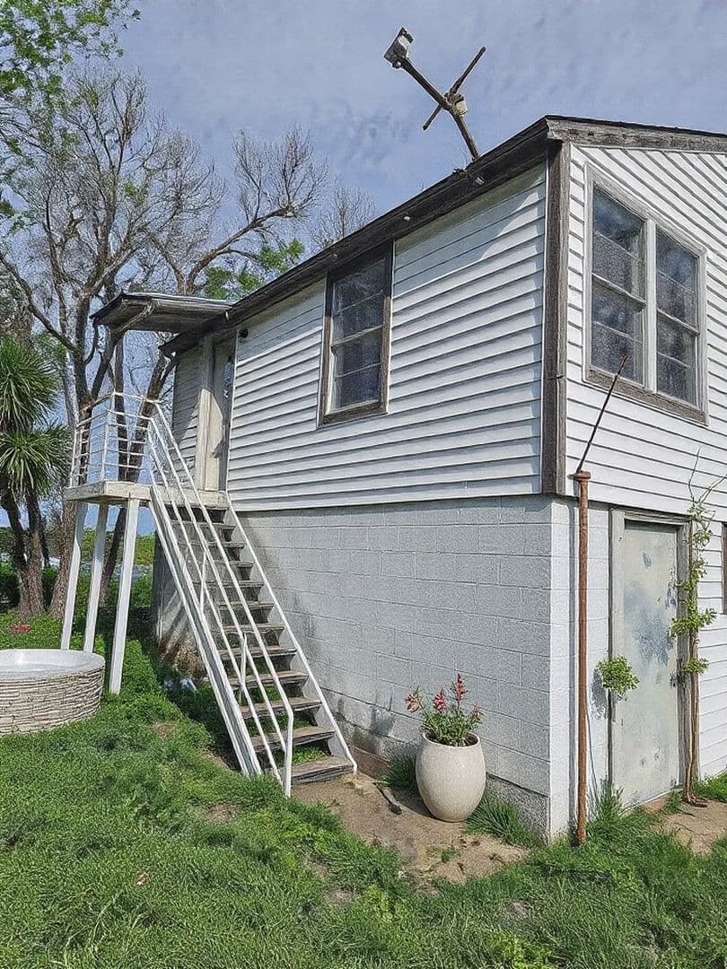 Whitney Apartment: 316 Bush Dr